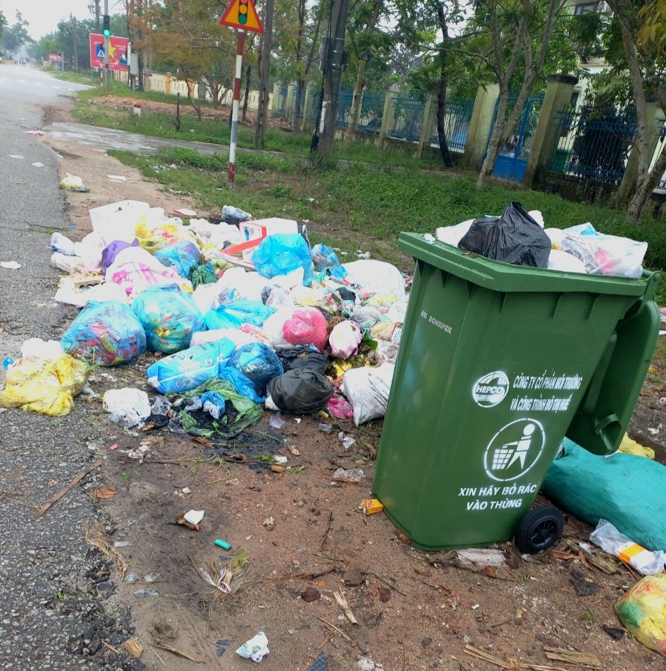 Người dân phản ánh trong thời gian dài rác thải sinh hoạt không thu gom kịp thời, gây ô nhiễm môi trường tại nhiều địa phương ở huyện Phú Vang