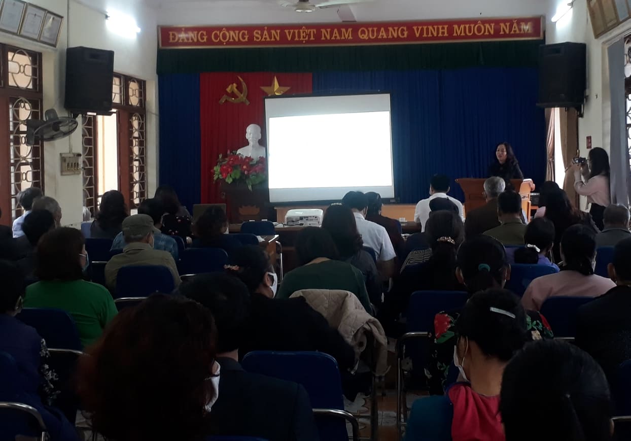 Bà Ngô Thị Minh Hà, Chủ tịch Hội làm vườn TP. Hải Phòng chia sẻ tại lớp tập huấn.