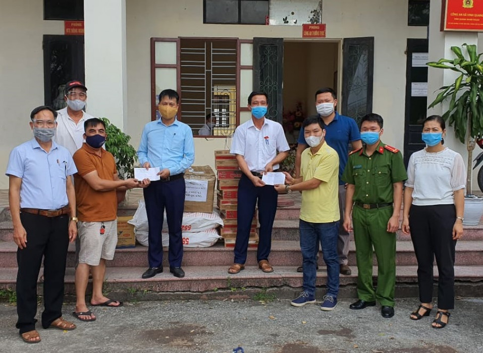 CLB thiện nguyện huyện Vĩnh Bảo trao những món quà cùng các cấp chính quyền địa phương hỗ trợ người dân trong vùng bị phong tỏa.