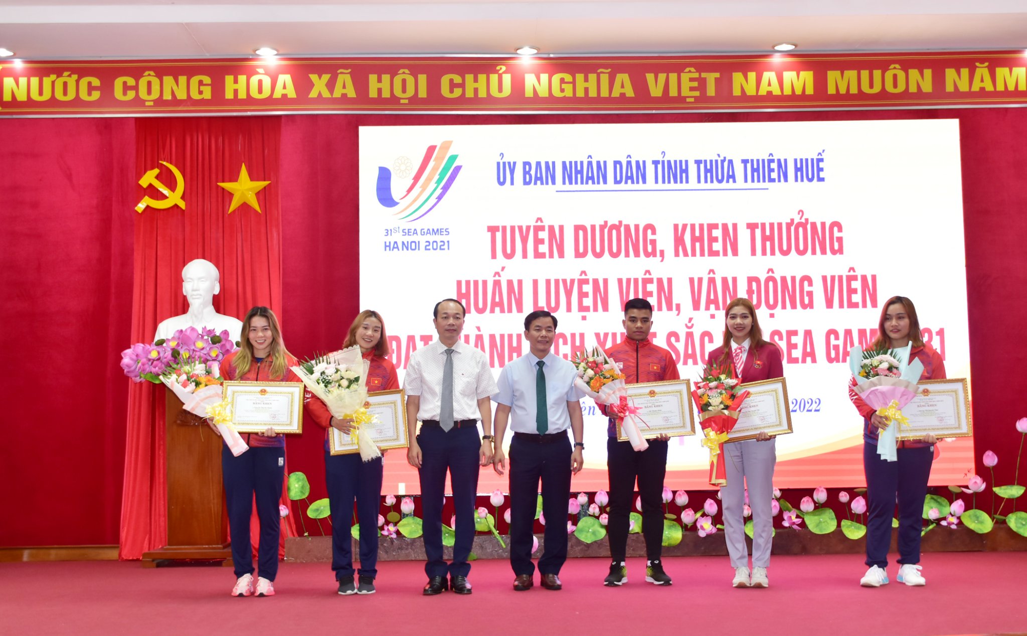Chủ tịch UBND tỉnh Thừa Thiên- Huế đã tặng bằng khen cho các VĐV đạt thành tích xuất sắc
