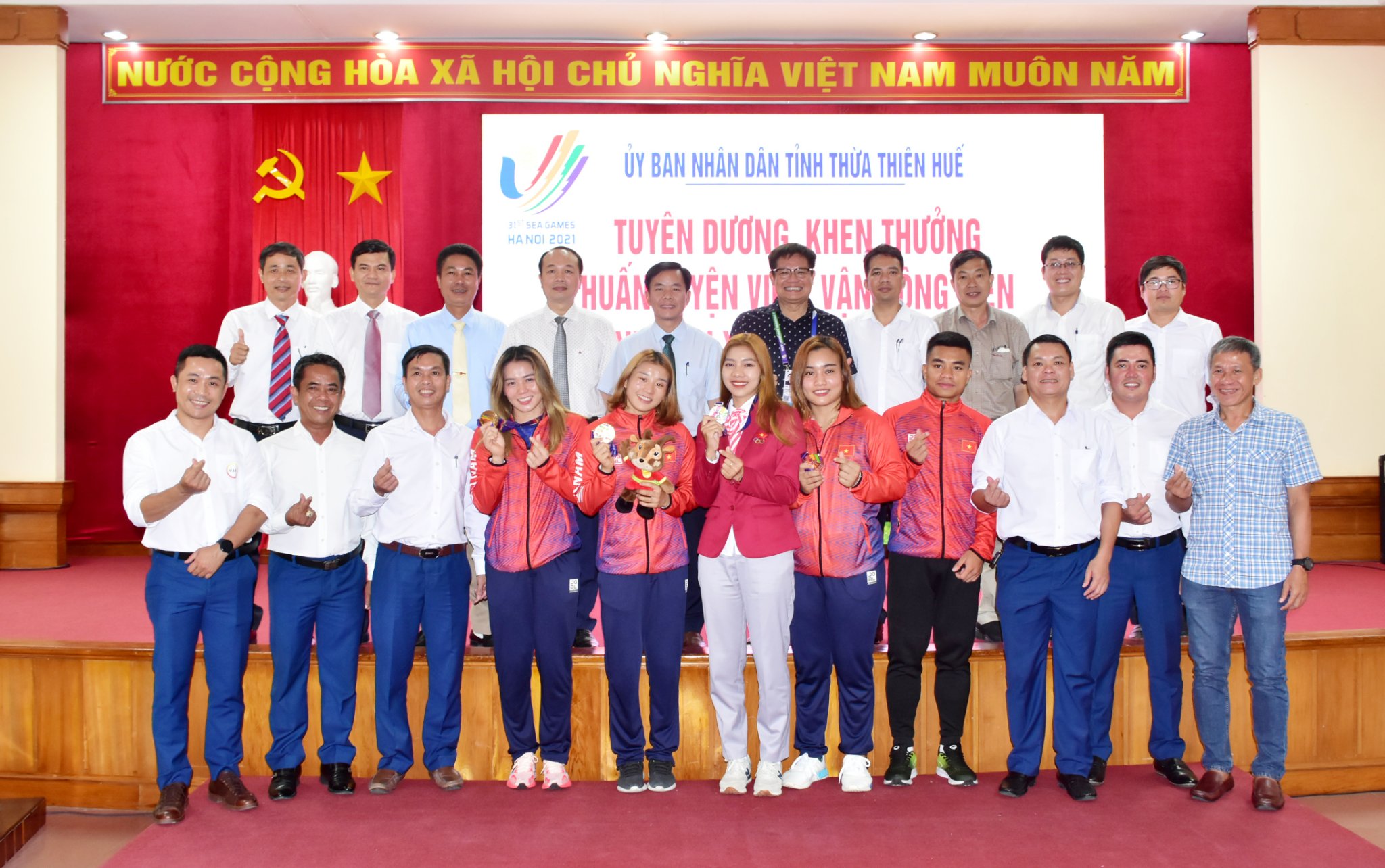 Lãnh đạo tỉnh Thừa Thiên- Huế đã tặng bằng khen cho 5 VĐV, 4 HLV và 1 tập thể kèm theo phần thưởng