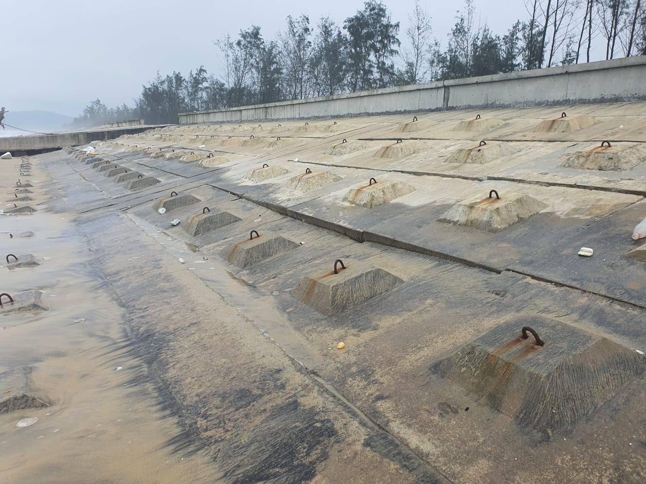 Những hư hỏng xuất hiện tại dự án “Kè chống sạt lở bờ biển khẩn cấp đoạn Thuận An – Tư Hiền”.