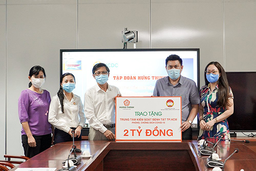 Ông Nguyễn Nam Hiền – Phó TGĐ Tập đoàn Hưng Thịnh (thứ hai từ phải qua) trao tặng 2 tỷ đồng cho HCDC
