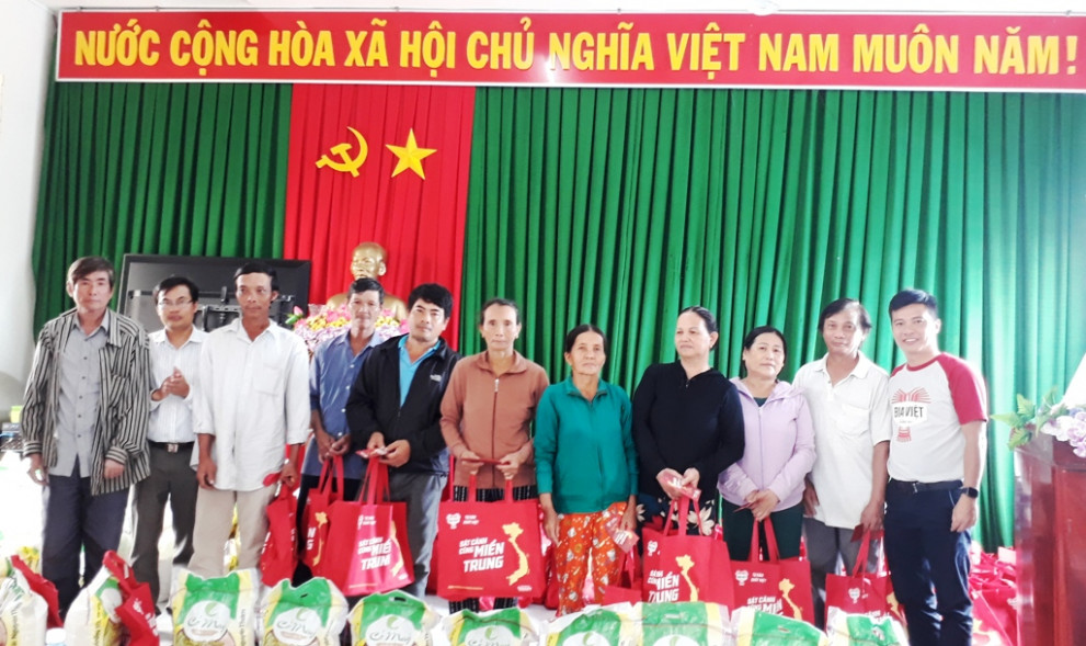 Đại diện Nhà máy Bia Heineken Việt Nam trao quà cứu trợ tại  xã Bình Chương, huyện Bình Sơn, Quảng Ngãi.