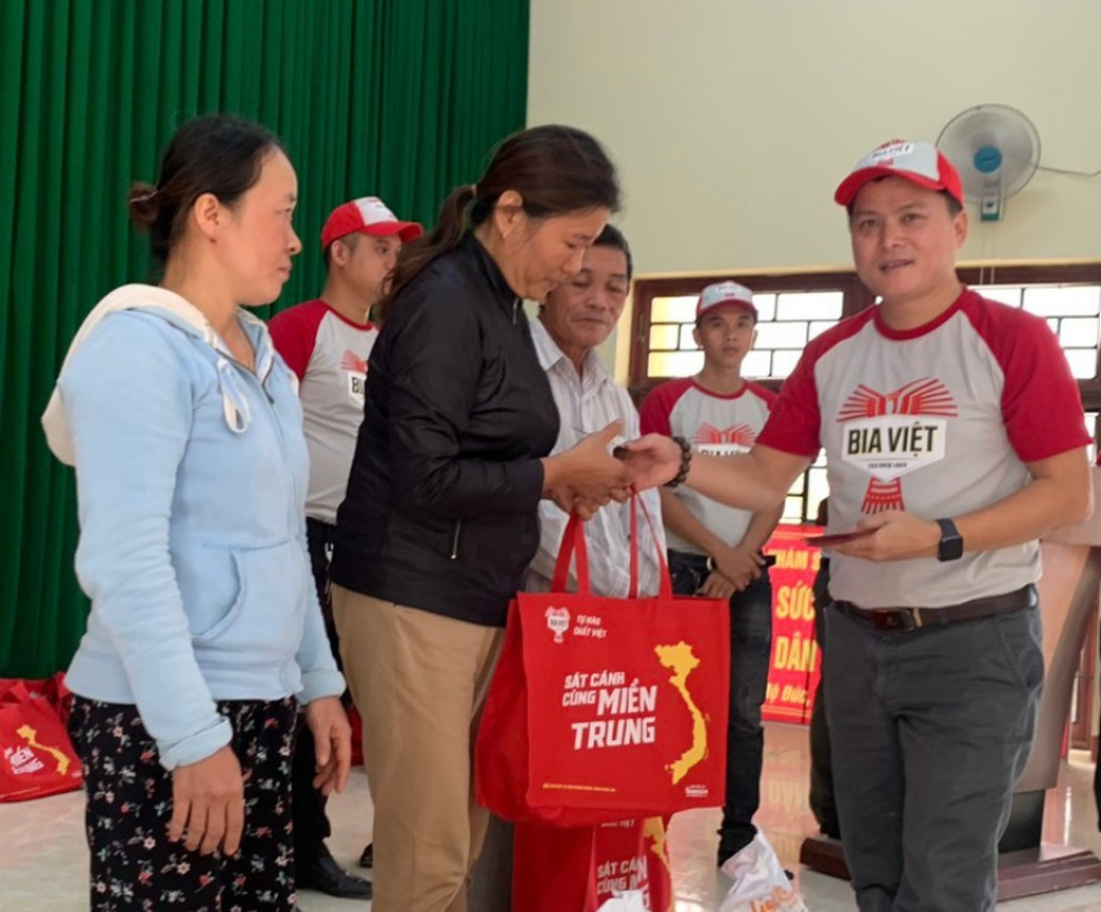 Đại diện Nhà máy Bia Heineken Việt Nam trao quà cứu trợ tại  xã Đức Hiệp,  huyện Mộ Đức, Quảng Ngãi