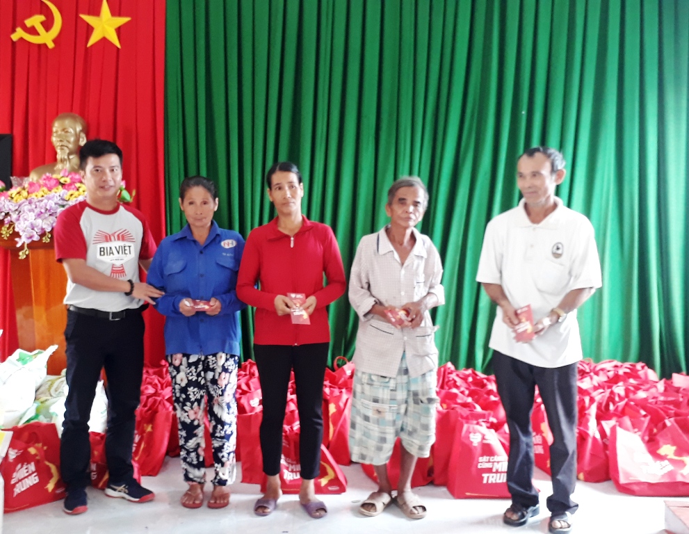 Nhà máy Bia Heineken Việt Nam hỗ trợ cho các hộ dân có hoàn cảnh khó khăn tại  xã Bình Chương