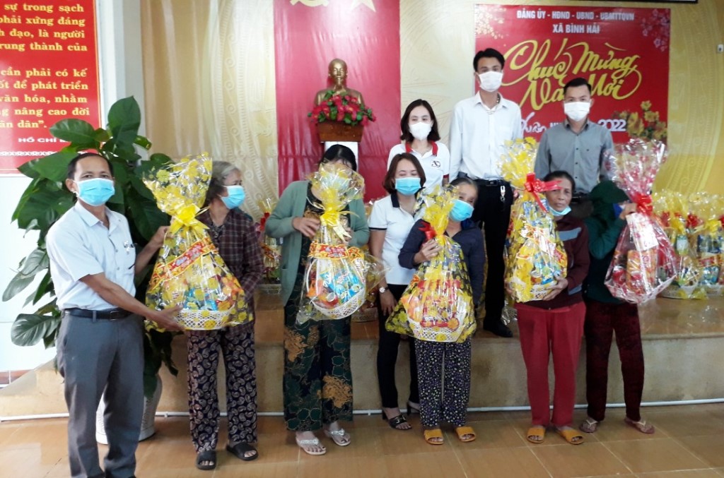 Công ty Cổ phần Ánh Dương Group Trao quà Tết cho người nghèo xã Bình Hải
