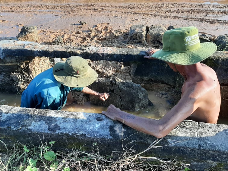 Quá trình thi công dự án Đường Cồn hoang trạm bơm Đông Phước 2, xã Quảng Phước, huyện Quảng Điền được cho là nguyên nhân gây hư hỏng cho tuyến mương dẫn nước.