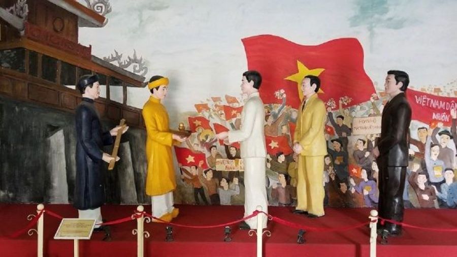 Tái hiện cảnh vua Bảo Đại trao ấn kiếm cho đại diện của Chính phủ lâm thời.