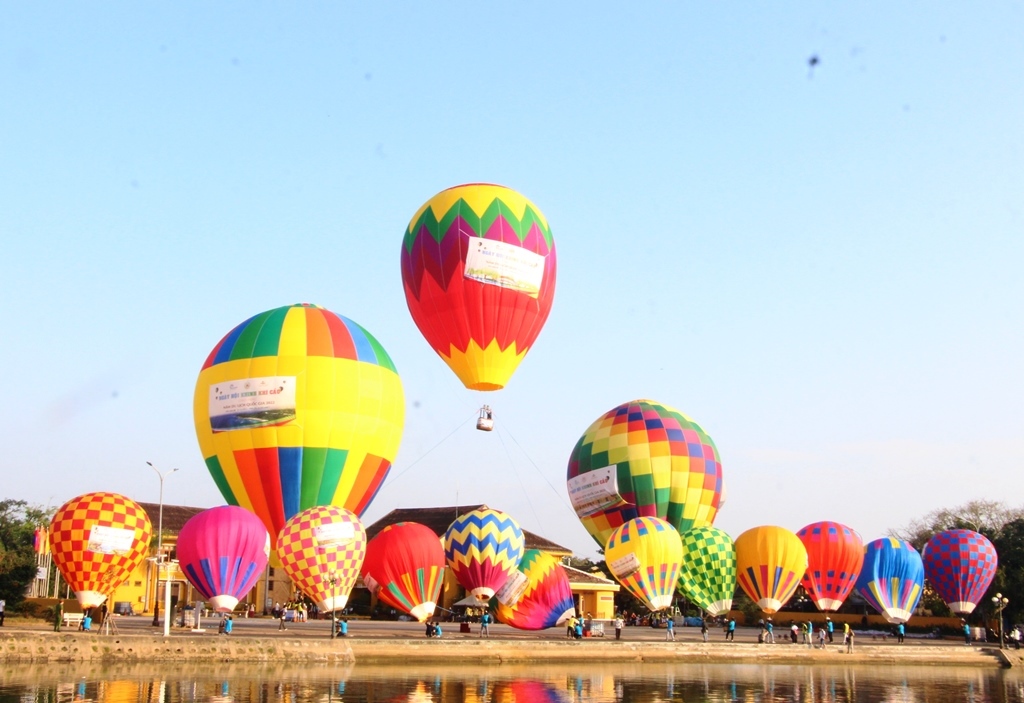 Nhiều khinh khí cầu đầy màu sắc ở  Quảng trường Sông Hoài.