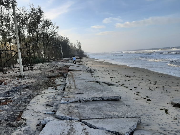 Tình hình sạt lở đường bờ biển trên địa bàn tỉnh Thừa Thiên - Huế diễn biến hết sức phức tạp.