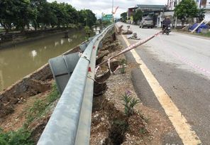 Đoạn qua xã Quỳnh Thanh (Quỳnh Lưu) xuất hiện tình trạng sạt lở, sụt lún nghiêm trọng.