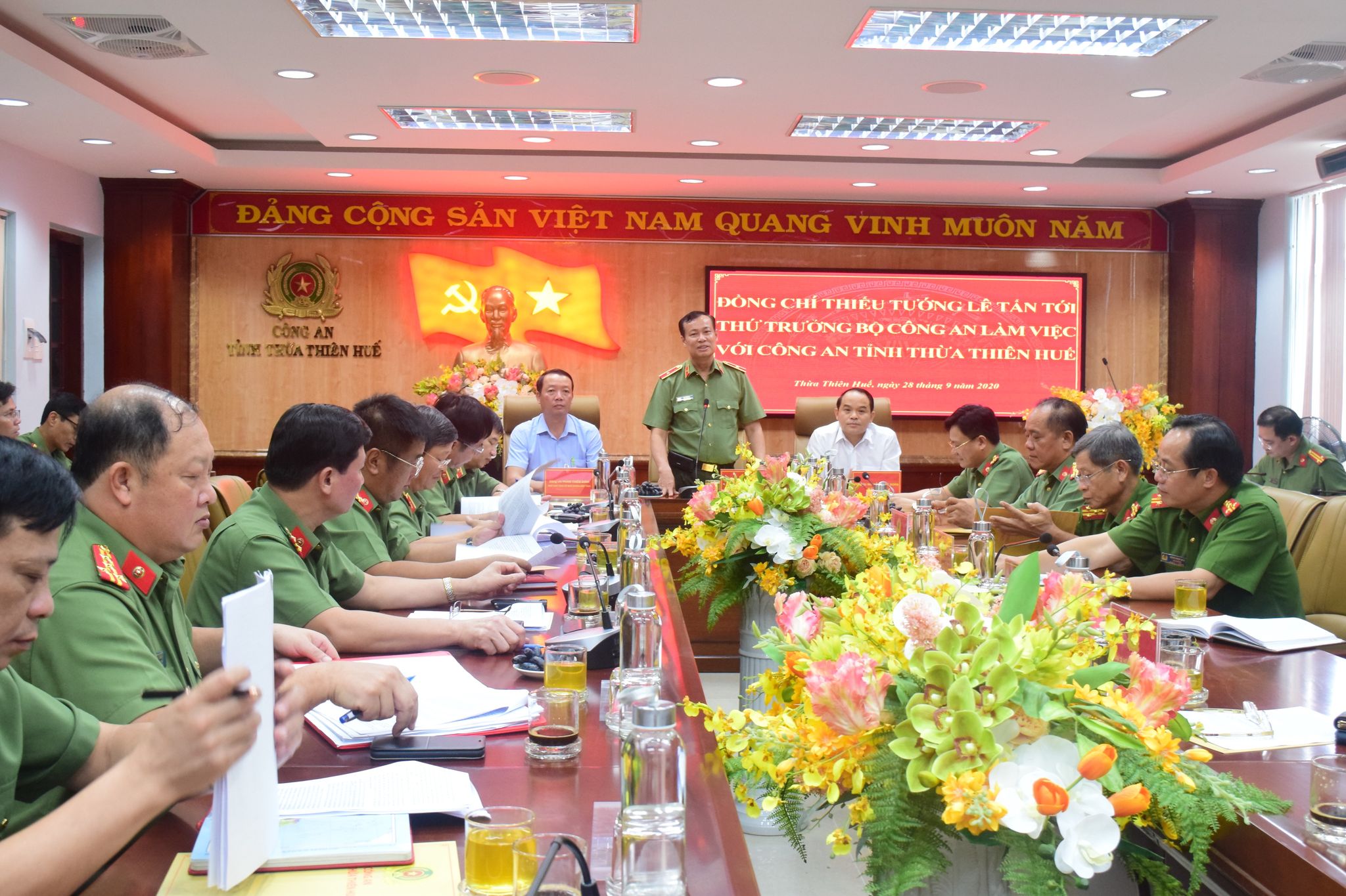 Thiếu tướng Lê Tấn Tới, Thứ trưởng Bộ Công an và đoàn công tác Bộ Công an đã đến làm việc tại Công an Thừa Thiên - Huế.