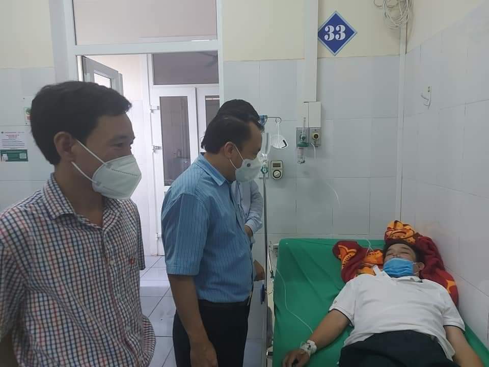 Sau 11 ngày căng mình chống dịch, ông Nguyễn Văn Long, Giám đốc Trung tâm Y tế TP Vinh (Nghệ An) ngất xỉu, được đưa đến bệnh viện cấp cứu.