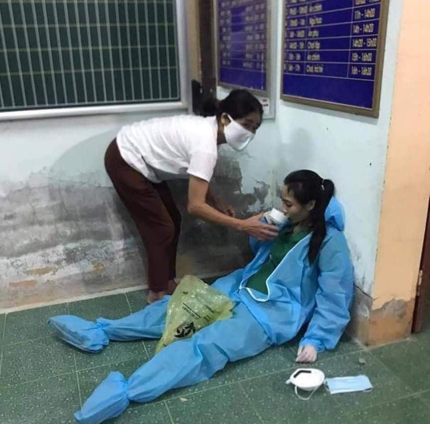 Nữ điều dưỡng Nguyễn Diệu Hằng kiệt sức khi làm nhiệm vụ.