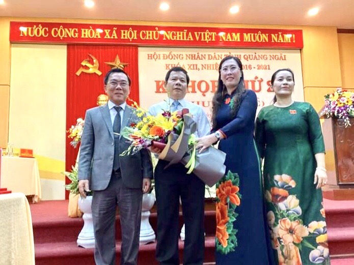 Bí thư tỉnh (đứng thứ 3 từ trái qua) tặng hoa chúc mừng chủ tịch tỉnh