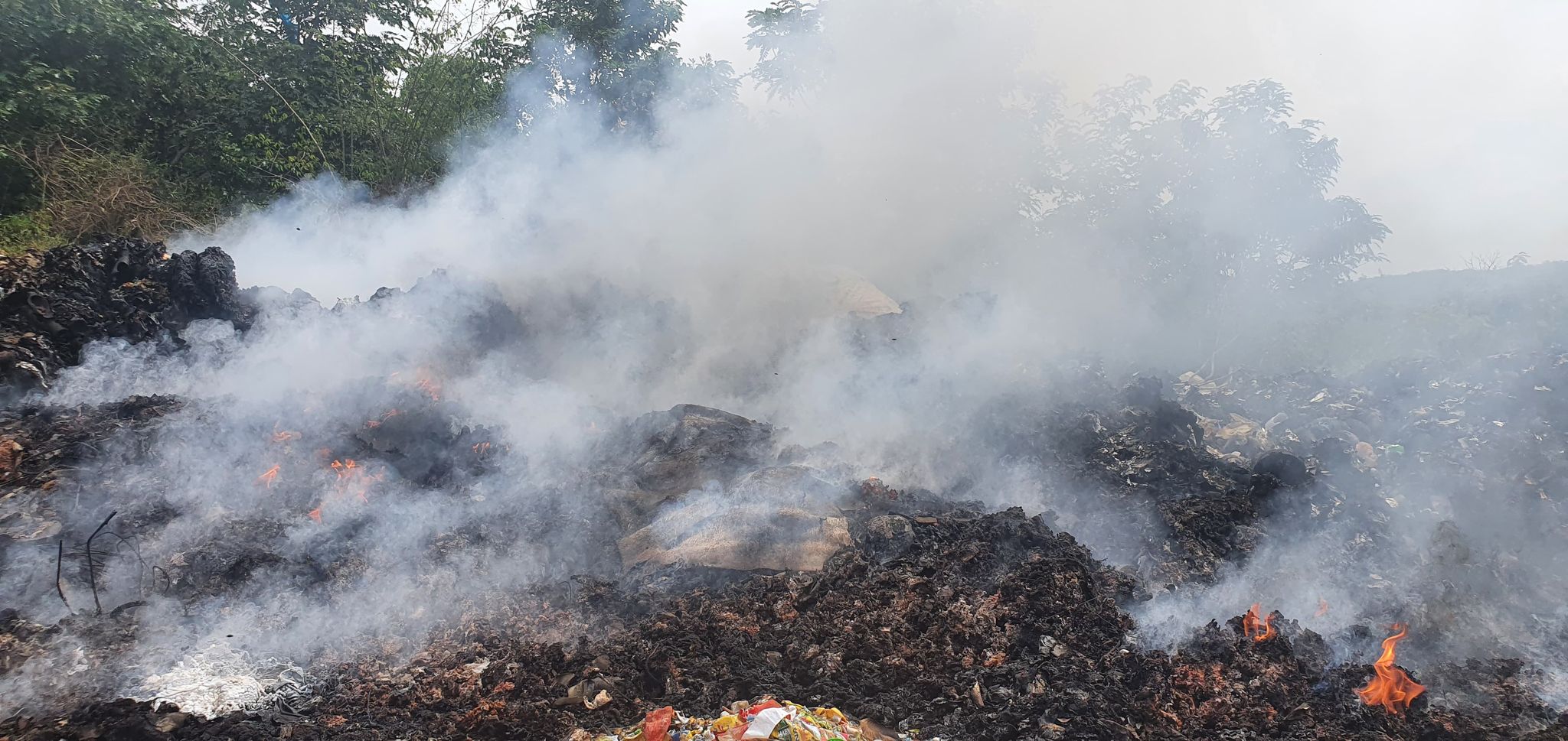 Lửa bốc cháy nghi ngút trên bãi xử lý rác thải được huyện Đắk R'lấp giao cho Công ty TNHH xây dựng Nghĩa Hà xử lý.