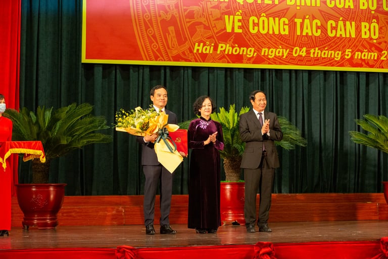 Bà Trương Thị Mai, Ủy viên Bộ Chính trị, Bí thư Trung ương Đảng, Trưởng Ban Tổ chức Trung ương trao Quyết định của Bộ Chính trị cho ông Trần Lưu Quang.