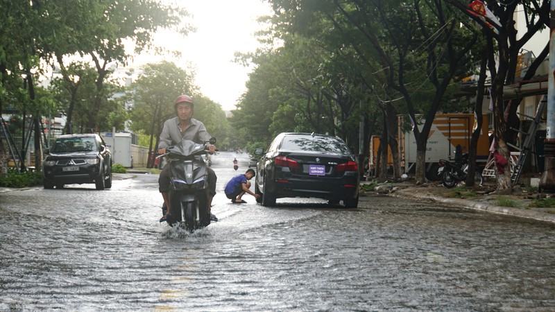 Nhiều tuyến đường như Nguyễn Văn Linh, Trần Hưng Đạo … bị ngập do mưa lớn 
