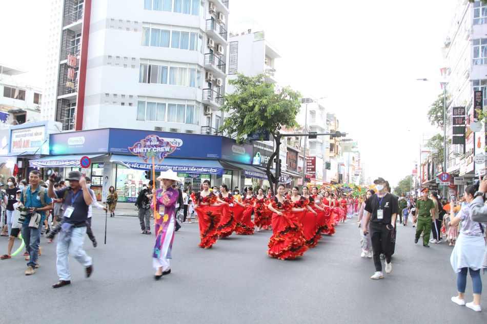 Lễ hội đường phố Festival Huế 2022 chủ đề “Sắc màu văn hóa”.