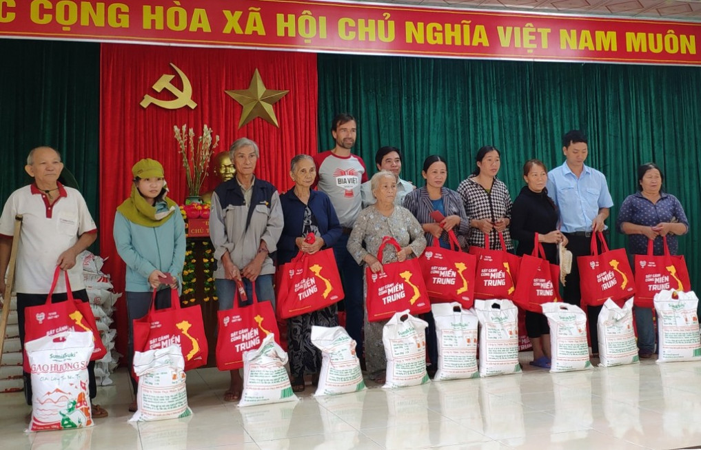 Các tình nguyện viên của Bia Việt trao quà cứu trợ tại  xã Hành Tín Đông,  huyện Nghĩa Hành, Quảng Ngãi