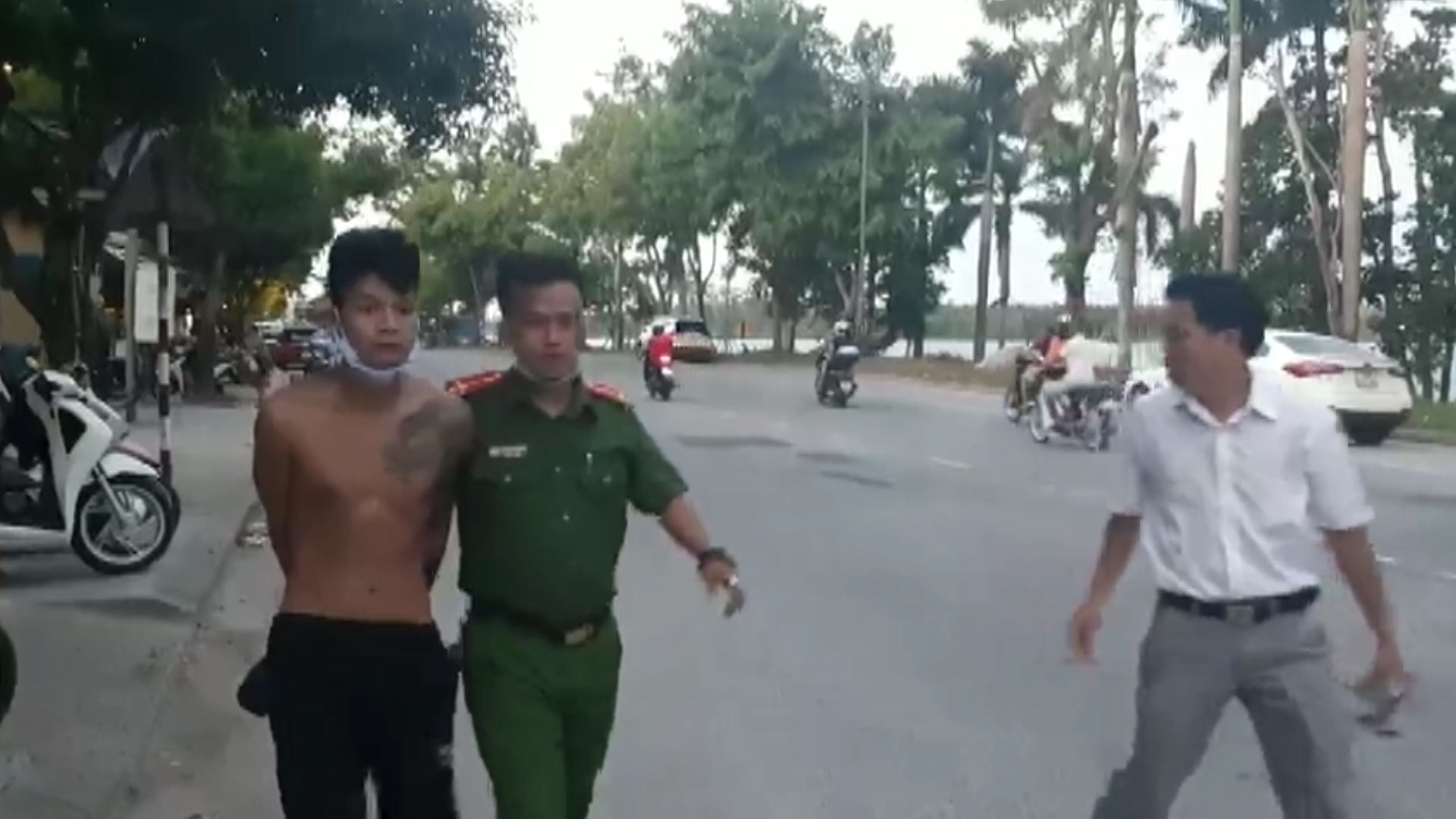 Lực lượng chức năng phát hiện, bắt được Thịnh tại khu vực bến thuyền trước đình làng Kim Long.
