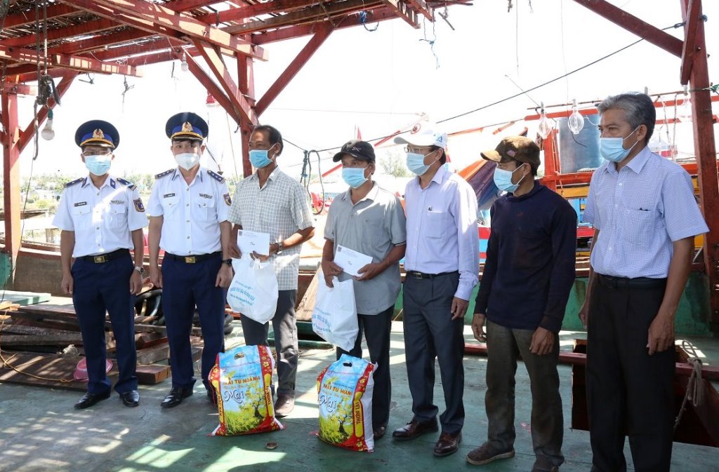 BTL Vùng Cảnh sát biển 2  tặng quà cho ngư dân xã Bình Thạnh, huyện Bình Sơn, Quảng Ngãi(ảnh CTV)