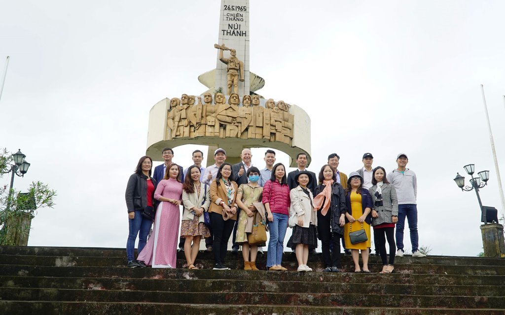 Du khách tham quan Tượng đài chiến thắng Núi Thành