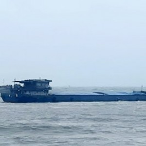 Giải cứu tàu chở hàng tải trọng lớn mắc cạn trên biển Vũng Áng