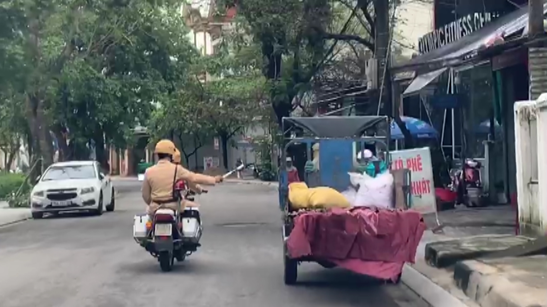Lực lượng Công an thành phố Huế đẩy mạnh ra quân tập trung xử lý tình trạng xe mô tô 3 bánh chở vật liệu cồng kềnh trên đường để đảm bảo an toàn giao thông trên địa bàn.