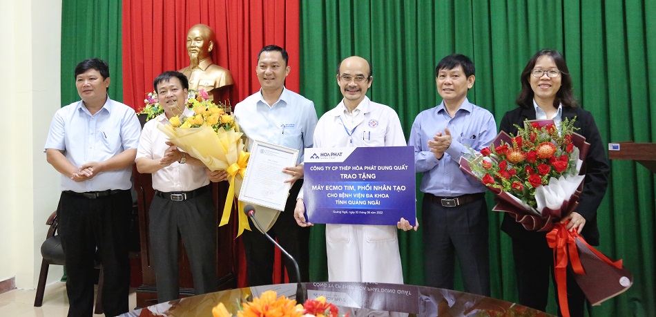 Đại diện Ủy ban MTTQ Việt Nam tỉnh, HĐND tỉnh và lãnh đạo BVĐK tỉnh Quảng Ngãi thăm quan trang thiết bị y tế ECMO được hỗ trợ.