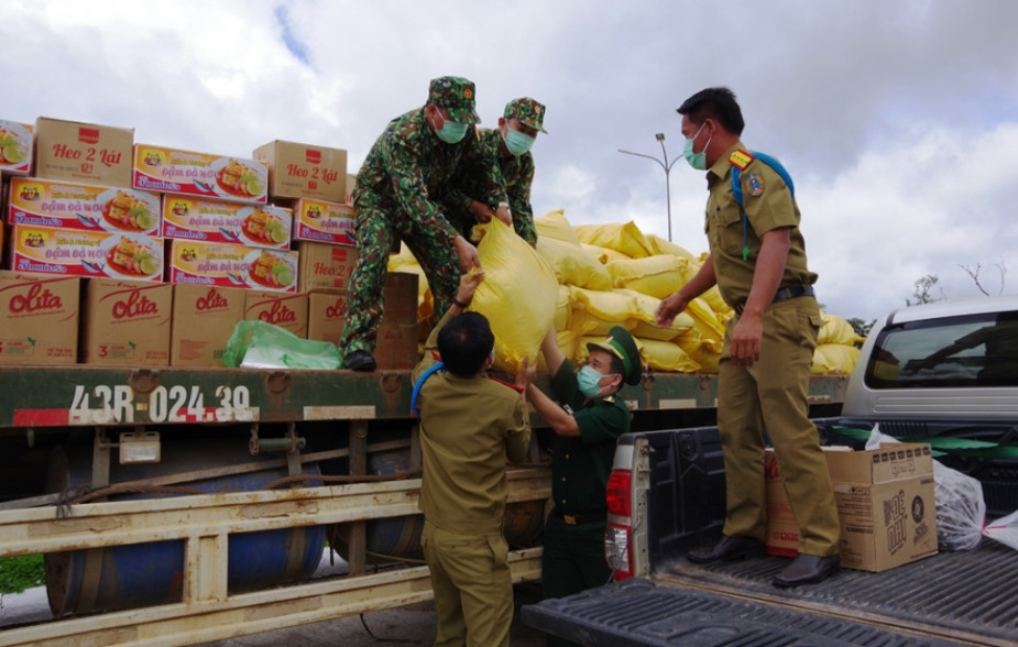 BĐBP tỉnh Quảng Nam trao tặng lương thực, trang thiết bị y tế cho lực lượng bảo vệ biên giới Sê Kông.