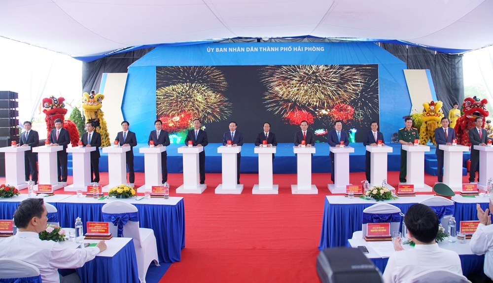 Phó thủ tướng Chính Phủ Lê Văn Thành cùng lãnh đạo TP. Hải Phòng, tỉnh Quảng Ninh nhấn nút khởi công xây dựng cầu Bến Rừng 