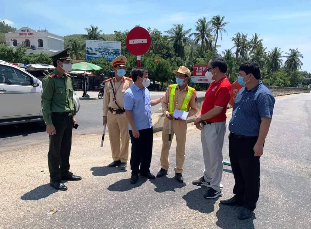 Chủ tịch UBND tỉnh Quảng Ngãi Đặng Văn Minh thăm các lực lượng làm nhiệm vụ phòng, chống dịch COVID-19 tại thị xã Đức Phổ sáng ngày 26/6 (ảnh Trung Tẩn)