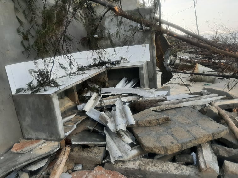 UBND xã Giang Hải cho biết, có 03 hàng quán ở đây đã bị đổ sụp sau bão số 9.