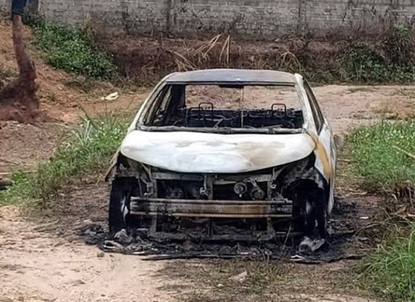 Chiếc xe ô tô của anh Sơn bị Bảo đốt cháy hoàn toàn. Ảnh: TTXVN