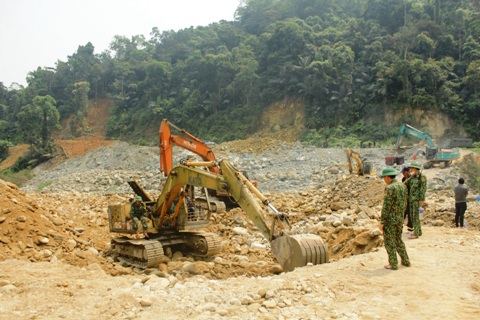Lực lượng chức năng tiến hành giám sát chặt chẽ quá trình tìm kiếm tại sông Rào Trăng.