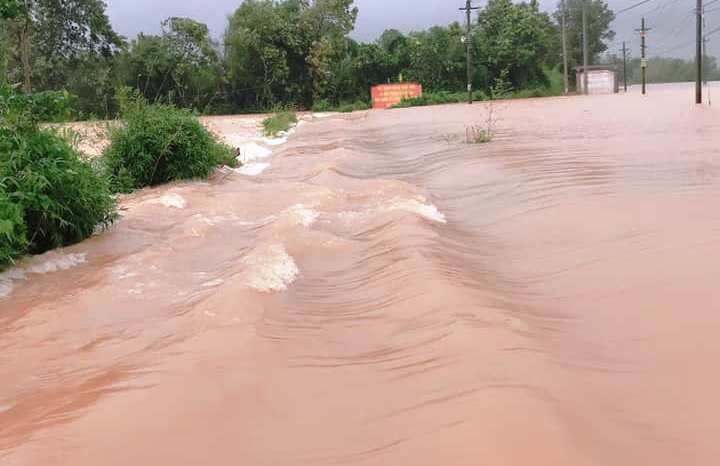 Mưa lớn khiến nhiều địa điểm tại huyện Phong Điền bị ngập lụt.