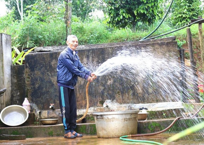 Người dân thôn Đắk Lang, xã Quảng Khê, huyện Đắk Glong phấn khởi khi có điện phục vụ sinh hoạt, sản xuất.