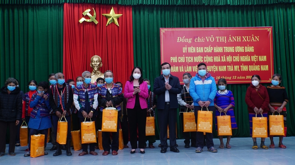 Phó Chủ tịch nước Võ Thị Ánh Xuân tặng quà cho gia đình chính sách huyện Nam Trà My.