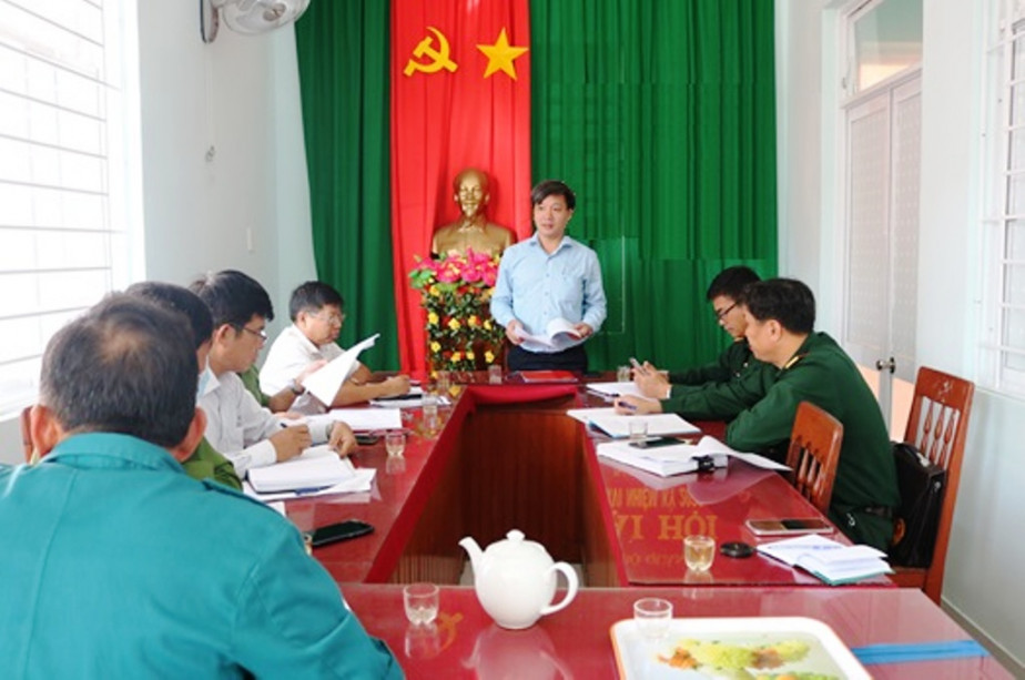Ông Nguyễn Kiên, Tỉnh ủy viên, Bí thư Thị ủy Đức Phổ trực tiếp kiểm tra tại một số địa phương (ảnh Trung Tẩn)