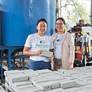 Indonesia tái chế rác thải nhựa thành gạch lát đường