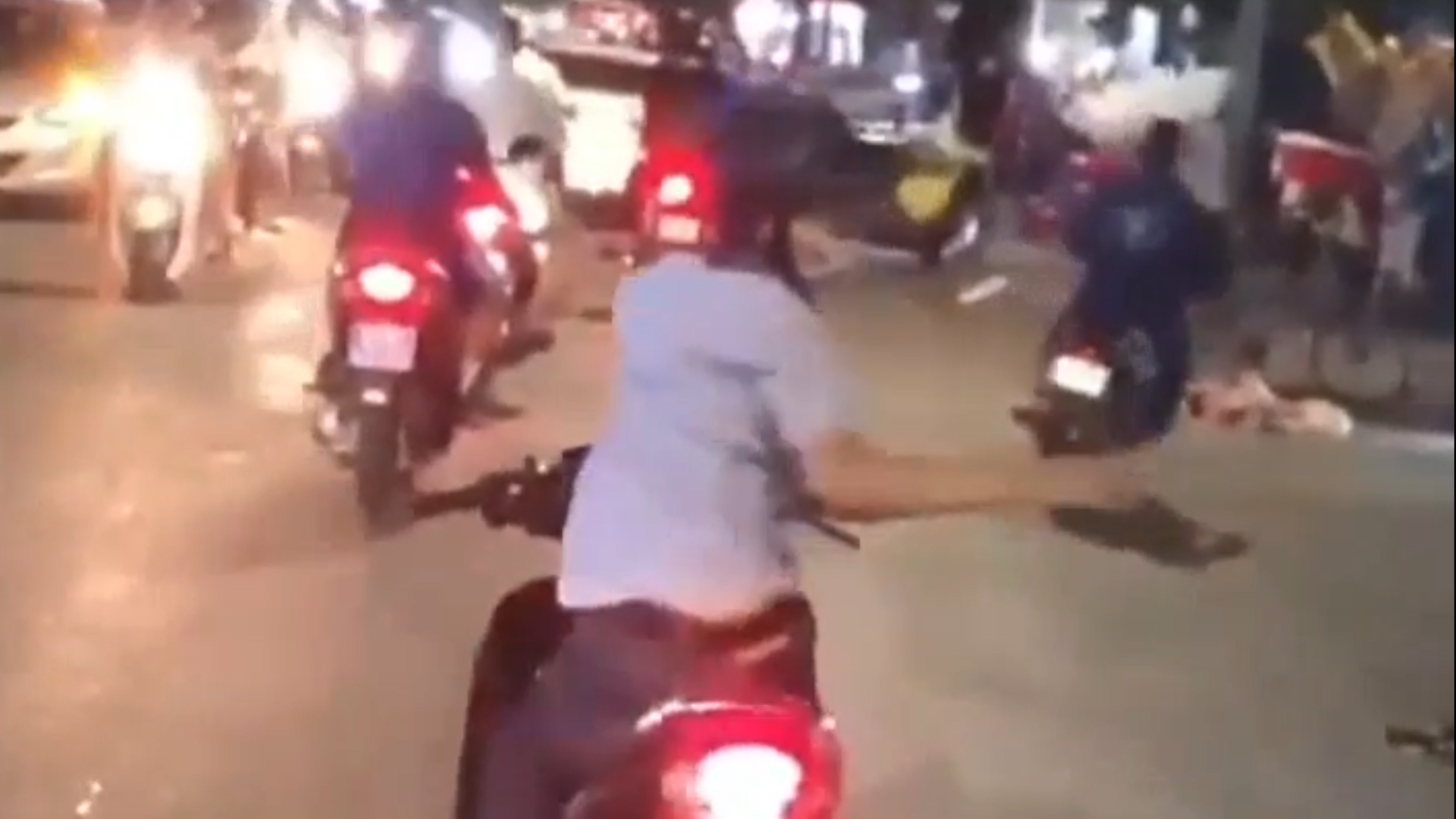 Công an thành phố Huế làm rõ Clip nam thanh niên điều khiển xe mô tô lạng lách đánh võng, buông cả 2 tay được chia sẻ trên mạng xã hội.