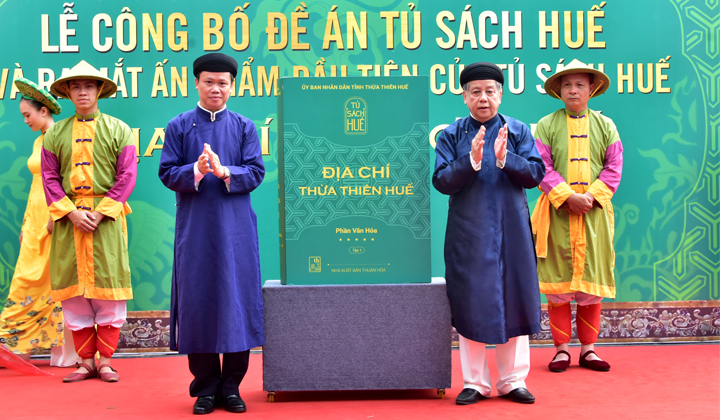UBND tỉnh Thừa Thiên - Huế tổ chức lễ Công bố đề án Tủ sách Huế và ra mắt ấn phẩm đầu tiên của tủ sách Huế tại Lầu Tàng Thư.