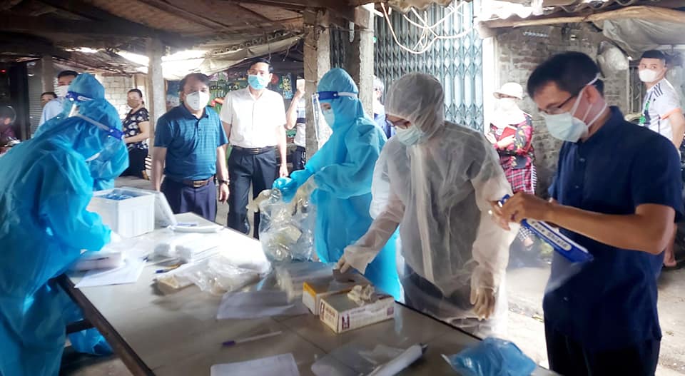 Ban chỉ đạo phòng, chống dịch Covid-19 tỉnh Nghệ An kiểm tra công tác phòng, chống dịch tại một chợ dân sinh.