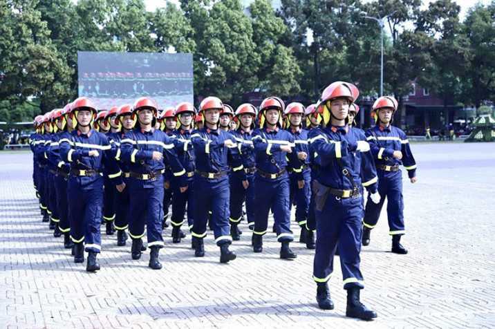 Lực lượng Cảnh sát Phòng cháy chữa cháy tỉnh Đắk Lắk thực hiện phần thi. Ảnh T.H