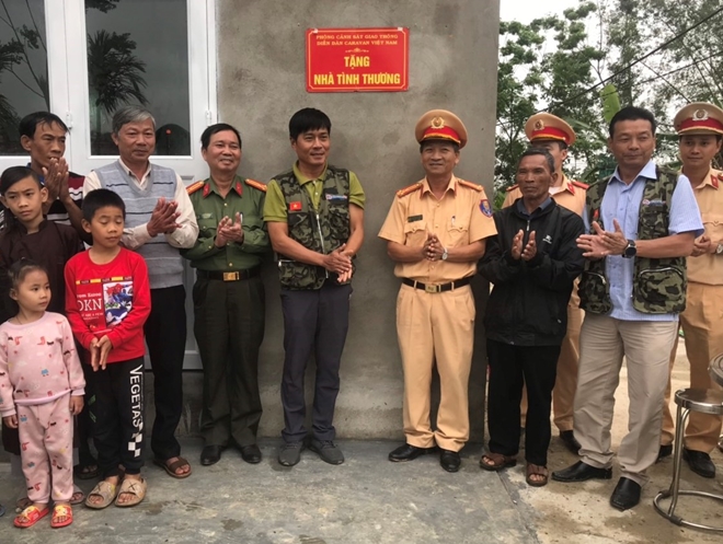 Công an tỉnh Thừa Thiên - Huế đã đến trao tiền hỗ trợ xây dựng nhà cho 4 hộ nghèo có hoàn cảnh đặc biệt khó khăn tại huyện Nam Đông.