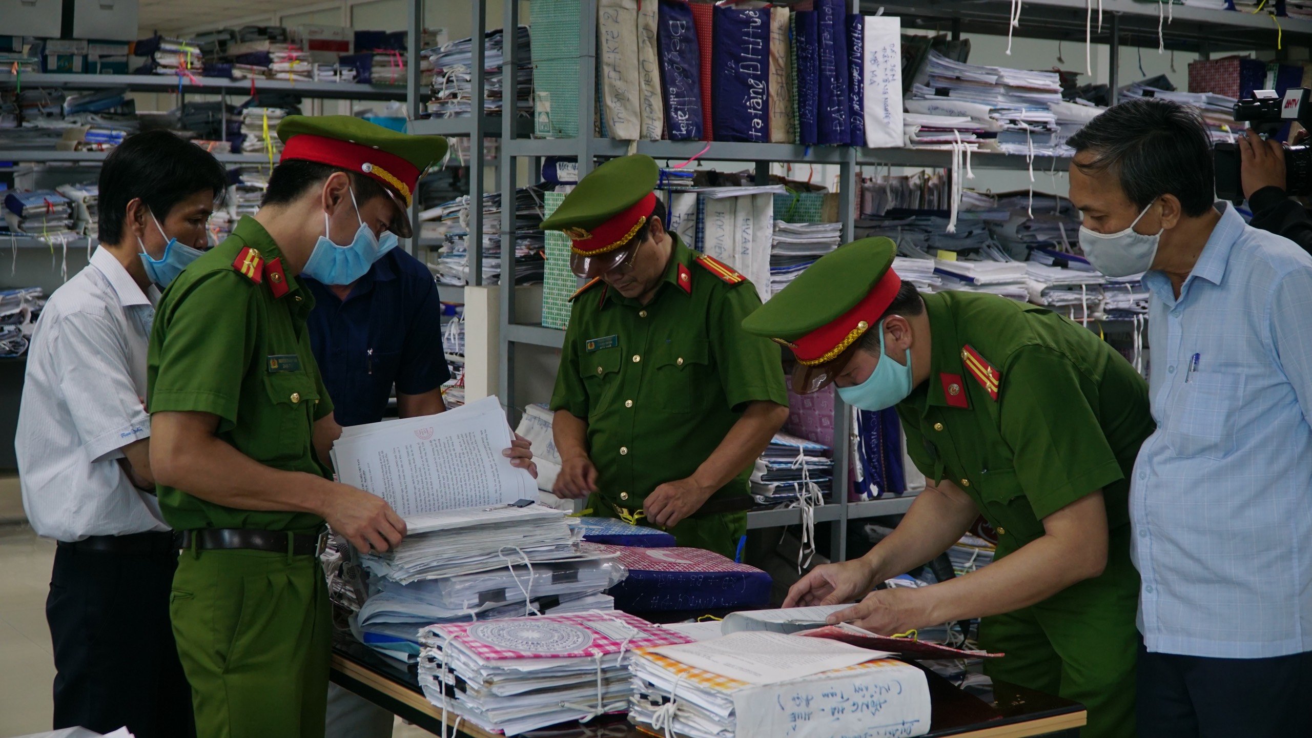 Các đối tượng Phong, Hưng và Hoài đã làm sai lệch hồ sơ, gây thiệt hại của Nhà nước số tiền hơn 700 triệu đồng.
