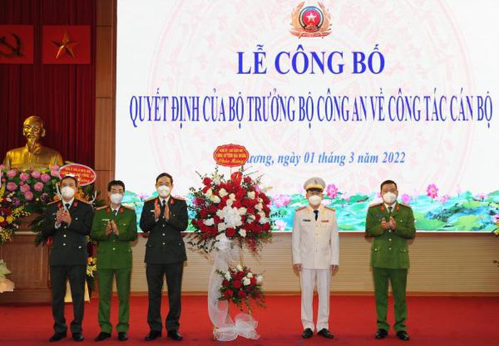 Ban Giám đốc Công an tỉnh Hải Dương tặng hoa, chúc mừng Thượng tá Bùi Quang Bình.