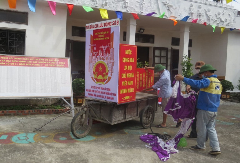 Xe bầu cử lưu động được chuẩn bị khi đi lấy phiếu trực tiếp tại khu vực phong tỏa xã Tiên Thắng.